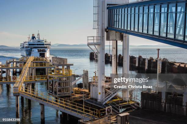 pulling into the berth - victoria dockside stock pictures, royalty-free photos & images