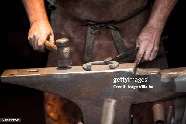 smid smeden metaal met hulpmiddelen - blacksmith shop stockfoto's en -beelden