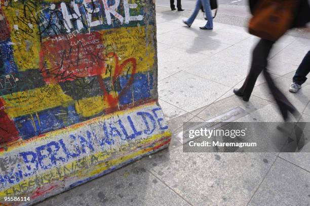 postdamerplatz, memorial of the berlin wall - berliner mauer stock-fotos und bilder