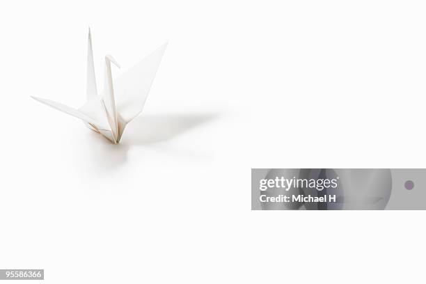 crane of white paper folding - origami a forma di gru foto e immagini stock