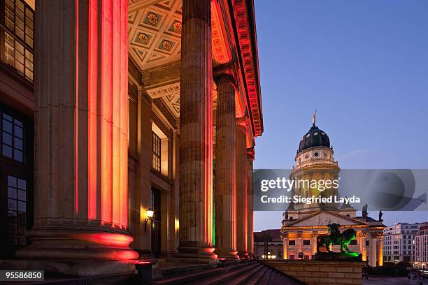 berlin, gendarmenmarkt at dusk - französischer dom fotografías e imágenes de stock