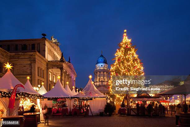 christmas fair on gendarmenmarkt in berlin - christkindlmarkt stock-fotos und bilder