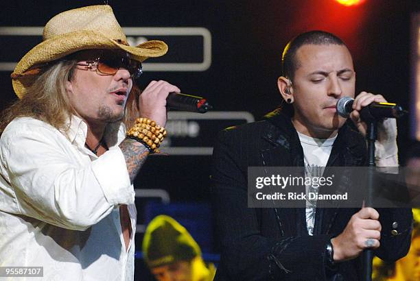 Vince Neil of Motley Crue and Chester Bennington of Linkin Park perform "Home Sweet Home"