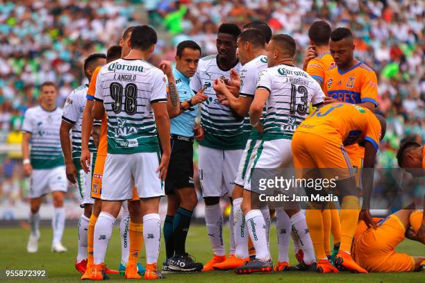 Referee Jorge Isaac Rojas argues with Jonathan Rodríguez of Santos during the quarter finals second leg match between Santos Laguna and Tigres UANL...