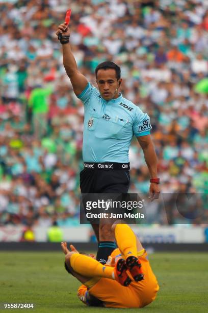 Referee Jorge Isaac Rojas shows the red card to Jonathan Rodríguez of Santos during the quarter finals second leg match between Santos Laguna and...