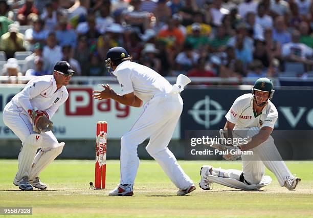 Graeme Smith of South Africa hits out during day three of the third test match between South Africa and England at Newlands Cricket Ground on January...