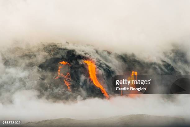 heiße lava fließt in hawaii vulkan-nationalpark - big island volcano national park stock-fotos und bilder