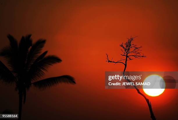 The sunrise is seen from the Marine Corps Base where US President Barack Obama arrived to exercise in Kaneohe, Hawaii, on January 3, 2010. The...