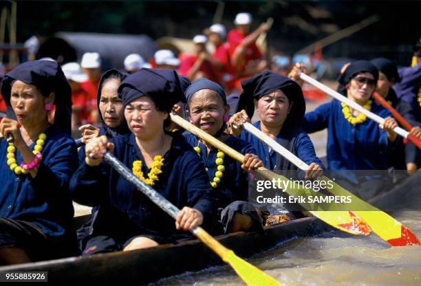 Course de pirogues durant la fête des pirogues, circa 2000, en bordure du Mekong, Laos.