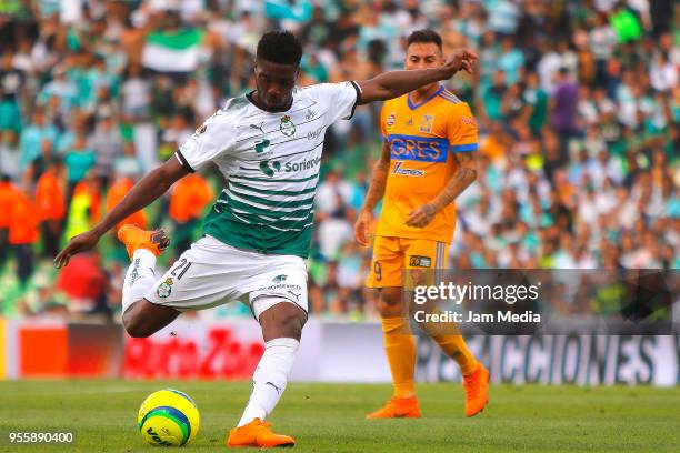 Djaniny Tavares of Santos kicks the ball during the quarter finals second leg match between Santos Laguna and Tigres UANL as part of the Torneo...
