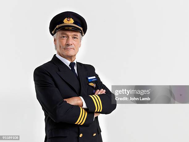 airline pilot portrait - aviatrice stock-fotos und bilder