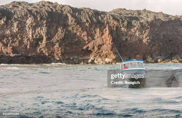 hawaii tour boat brings people to see volcanic landscape - kona coast stock pictures, royalty-free photos & images