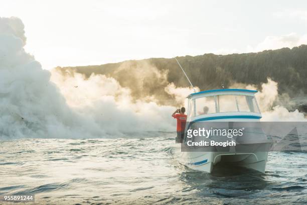 hawaii tour boot brengt mensen om te zien van vulkanische landschap - kona coast stockfoto's en -beelden