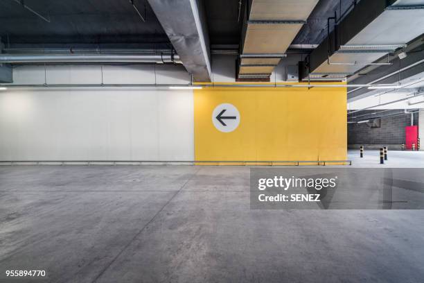 empty pit garage - automobile industry photos et images de collection