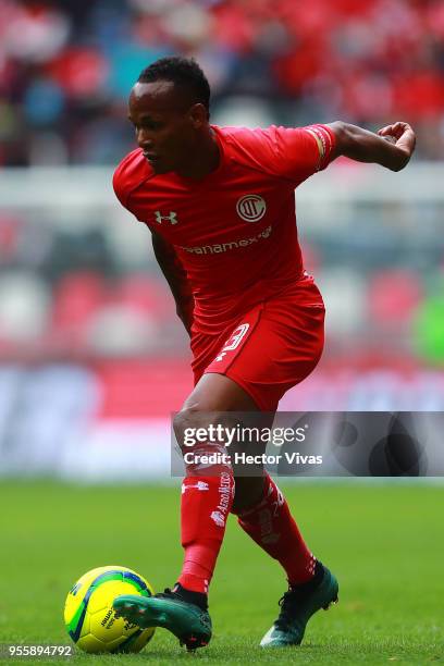 Luis Quinones of Toluca drives the ball during the quarter finals second leg match between Toluca and Morelia as part of the Torneo Clausura 2018...