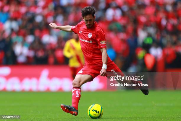 Santiago Garcia of Toluca drives the ball during the quarter finals second leg match between Toluca and Morelia as part of the Torneo Clausura 2018...