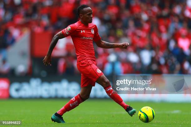 Luis Quinones of Toluca drives the ball during the quarter finals second leg match between Toluca and Morelia as part of the Torneo Clausura 2018...