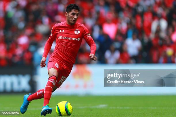 Angel Reyna of Toluca drives the ball during the quarter finals second leg match between Toluca and Morelia as part of the Torneo Clausura 2018 Liga...