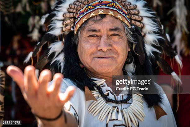 peruanischen mann mit traditioneller kleidung - quechua stock-fotos und bilder