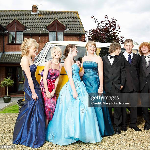 school group getting ready for school prom - ballo di fine anno scolastico foto e immagini stock