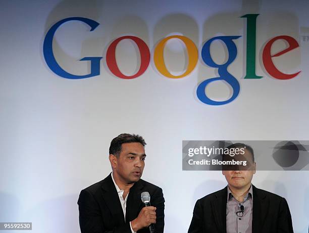 Dr Sanjay Jha, co-chief executive officer of Motorola Inc., left, and Peter Chou, chief executive officer of HTC Corp., take questions during the...