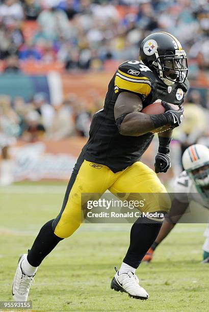 Rashard Mendenhall of the Pittsburgh Steelers carries the ball during a NFL game against the Miami Dolphins at Land Shark Stadium on January 3, 2010...