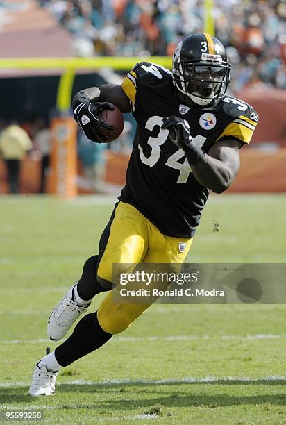 Rashard Mendenhall of the Pittsburgh Steelers carries the ball during a NFL game against the Miami Dolphins at Land Shark Stadium on January 3, 2010...