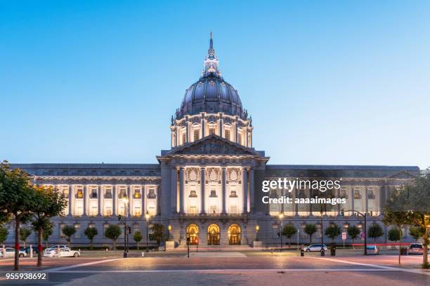 illuminated san francisco city hall - town hall government building fotografías e imágenes de stock