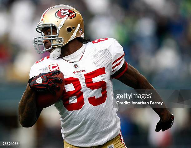 Vernon Davis of the San Francisco 49ers catches a touchdown pass in the 1st qurter against the Seattle Seahawks at Qwest Field on December 6, 2009 in...