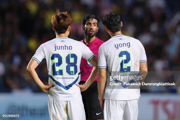 Son Jun-ho and Lee Yong of Jeonbuk Hyundai Motors protest to referee Khamis Mohammed Al-Marri during the AFC Champions League Round of 16 first leg...