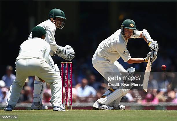 Peter Siddle of Australia bats as Kamran Akmal of Pakistan keeps wicket during day four of the Second Test match between Australia and Pakistan at...