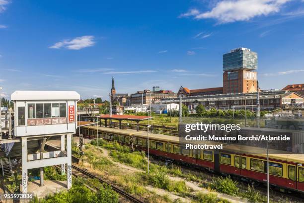 the u-bahn (underground railway) and s-bahn (fast train) station warschauer strasse - ubahn station bildbanksfoton och bilder