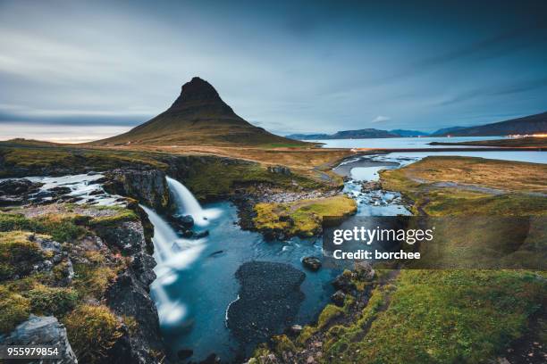 landschaft in island mit berg kirkjufell bei sonnenuntergang - borchee stock-fotos und bilder