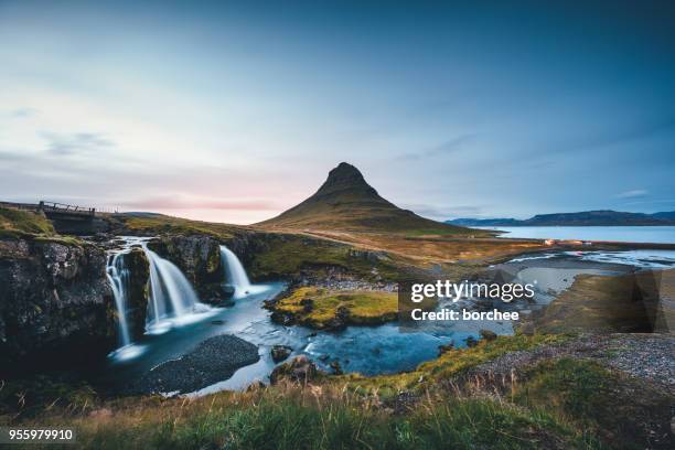 landschaft in island mit berg kirkjufell bei sonnenuntergang - borchee stock-fotos und bilder