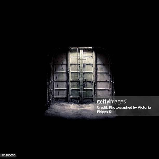 interior of wwii air raid shelter - air raid 個照片及圖片檔
