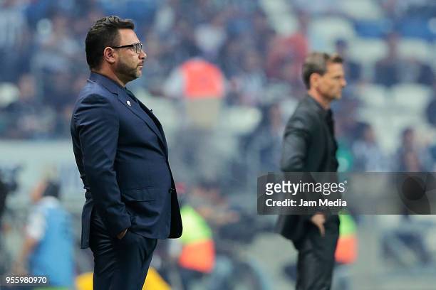 Antonio Mohamed coach of Tijuana looks on during the quarter finals second leg match between Monterrey and Tijuana as part of the Torneo Clausura...