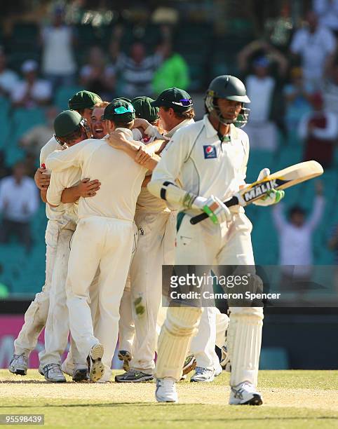 Nathan Hauritz of Australia celebrates with team mates after taking the final wicket of Umar Gul of Pakistan to win the test match during day four of...