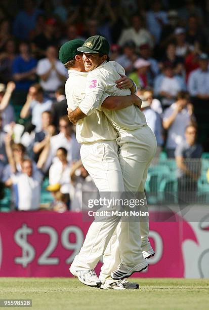 Peter Siddle and Ricky Ponting of Australia celebrate victory during day four of the Second Test match between Australia and Pakistan at Sydney...