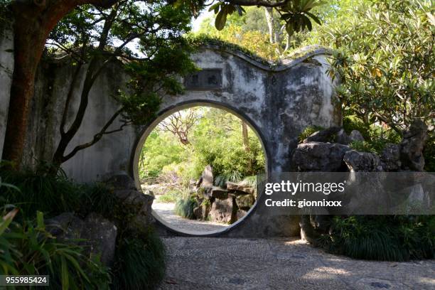 humble administrators garden in suzhou, provinz jiangsu, china - chinesischer garten im klassischen stil stock-fotos und bilder