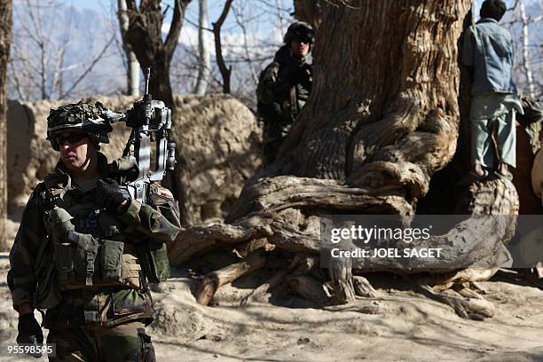 French soldiers of the 13 BCA take a brief break at Jalokhel in Kapisa province just after a TIC with the insurgents on January 5, 2010. About...