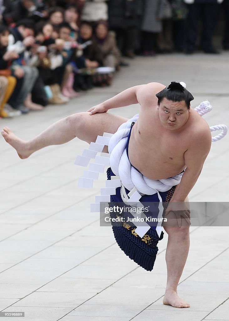 Sumo Grand Champions Celebrate The New Year