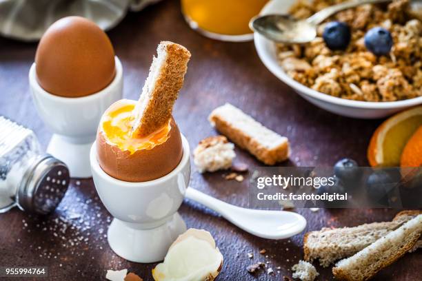 weiche gekochte eier zum frühstück - gekochtes ei stock-fotos und bilder