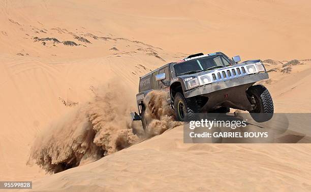 Robby Gordon steers his Hummer during the 4th stage of the Dakar 2010 between Fiambala, Argentina, and Copiapo, Chile on January 5, 2010. US Robby...