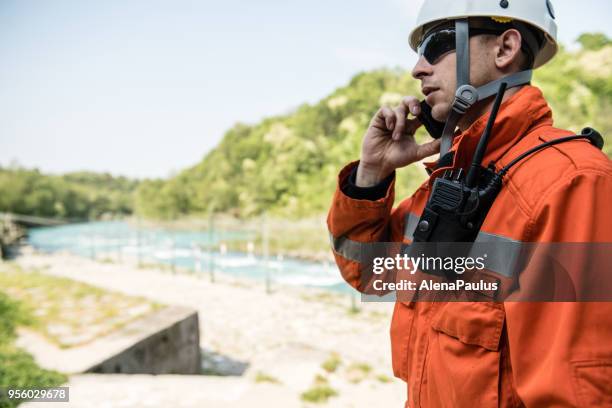 bomberos en un entrenamiento de la operación de rescate - trabajador de rescate fotografías e imágenes de stock