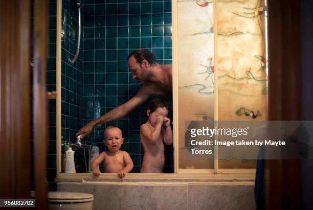 upset brothers with dad in the shower - brothers bathroom stock-fotos und bilder