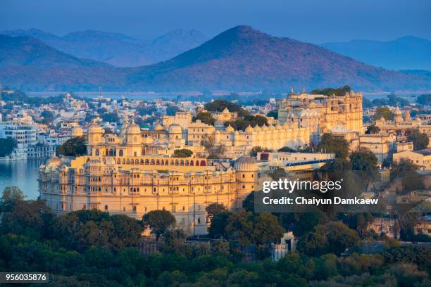 view of city palace on lake pichola in udaipur, rajasthan, india - udaipur palace stock-fotos und bilder