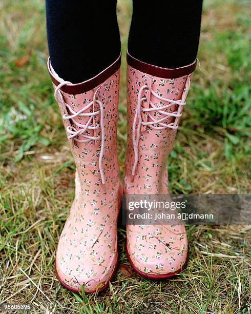 a pair of pink wellingtons sweden. - roze laars stockfoto's en -beelden