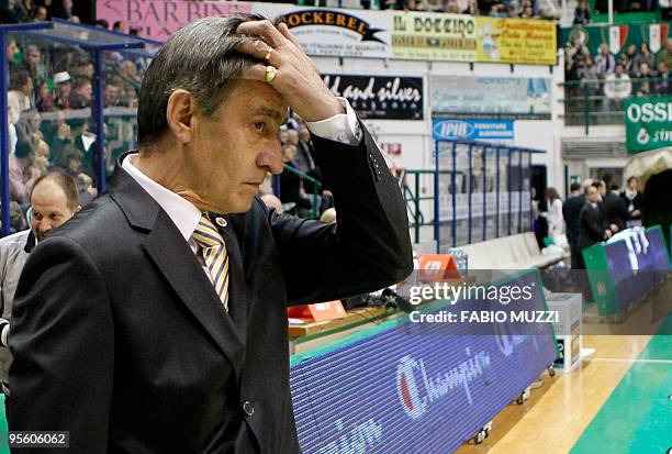 Fenerbahce's Ulker Istanbul coach Bogdan Tanjevic reacts during the match against Monyepaschi Siena for their reagular season, Groupe A, Euroleague...