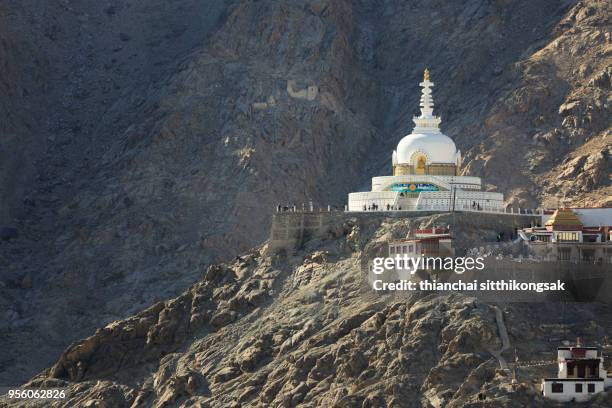 shanti stupa temple background with himalaya mountain - シャンティストゥーパ ストックフォトと画像