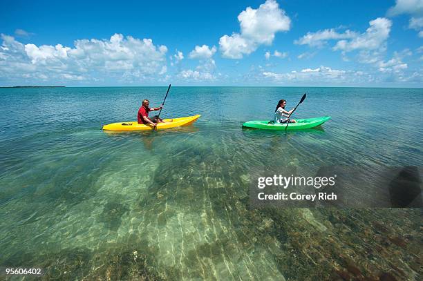 a man and woman kayak in florida. - key west photos et images de collection
